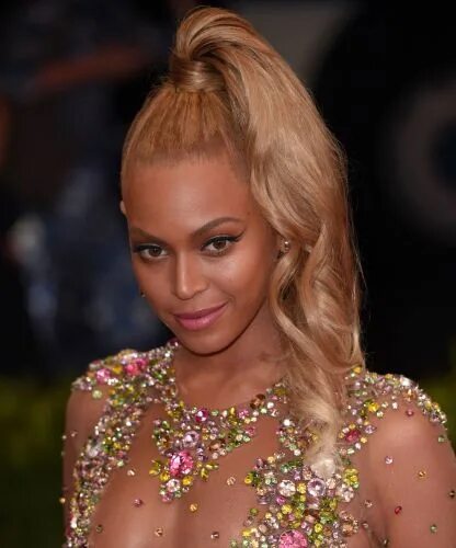 Прическа звезда фото Beyoncé Wants You To Watch This Human Rights Film Hair styles, Beyonce hair, Bey