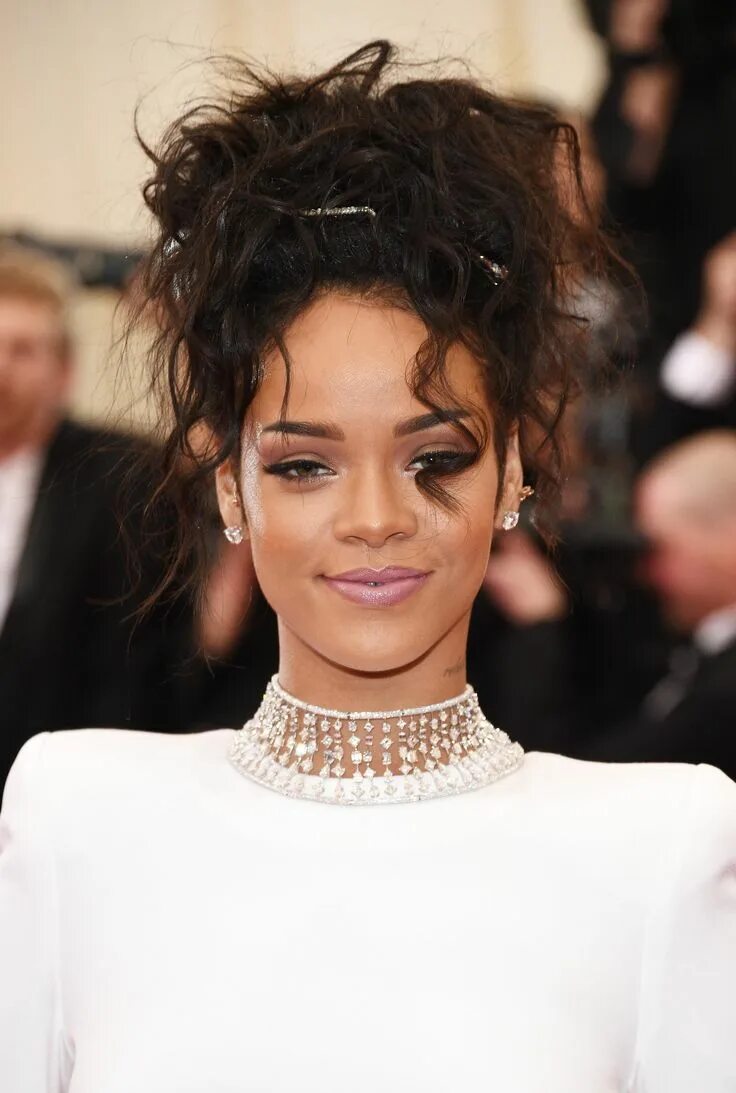 Прическа звезда фото #WCW: Rihanna Rihanna hairstyles, Hair styles, Wedding hairstyles