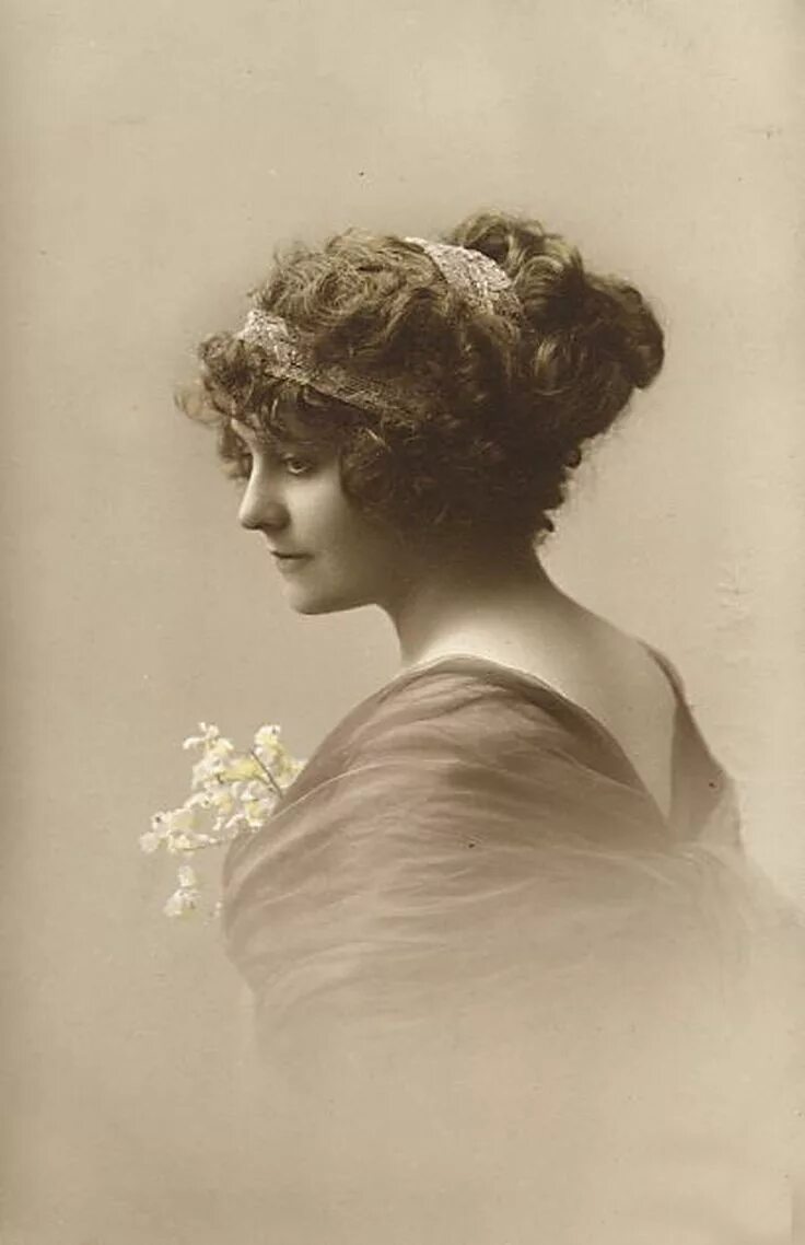 Прически 1900 х годов женские photo lady in chiffon with delicate yellow flowers Vintage photos women, Vintage