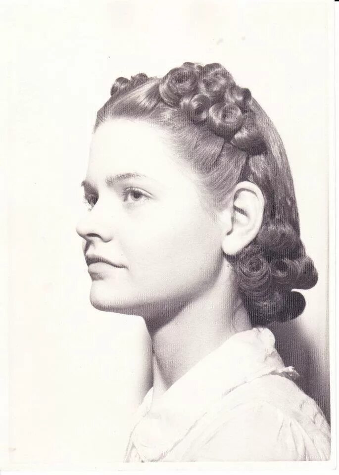 Прически 1940 х годов Early 40s Lady Hairstyle 1940s hairstyles, Vintage hairstyles, Vintage hairstyle