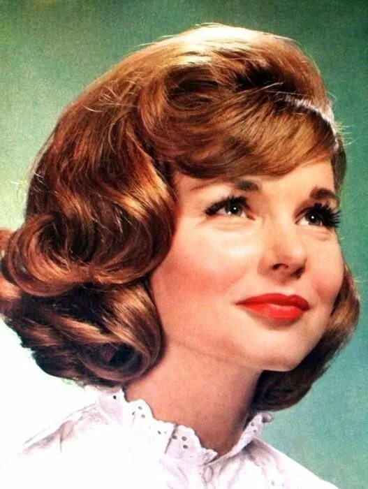 Прически 1960 годов женские coiffure mi courte 1963 Sixties hair, 1960s hair, Hairstyle