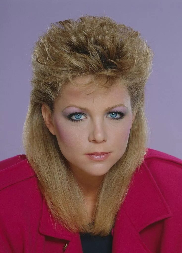 Прически 1980 года The 13 Most Embarrassing '80s Beauty Trends Womens hairstyles, 80s hair, 80s hai