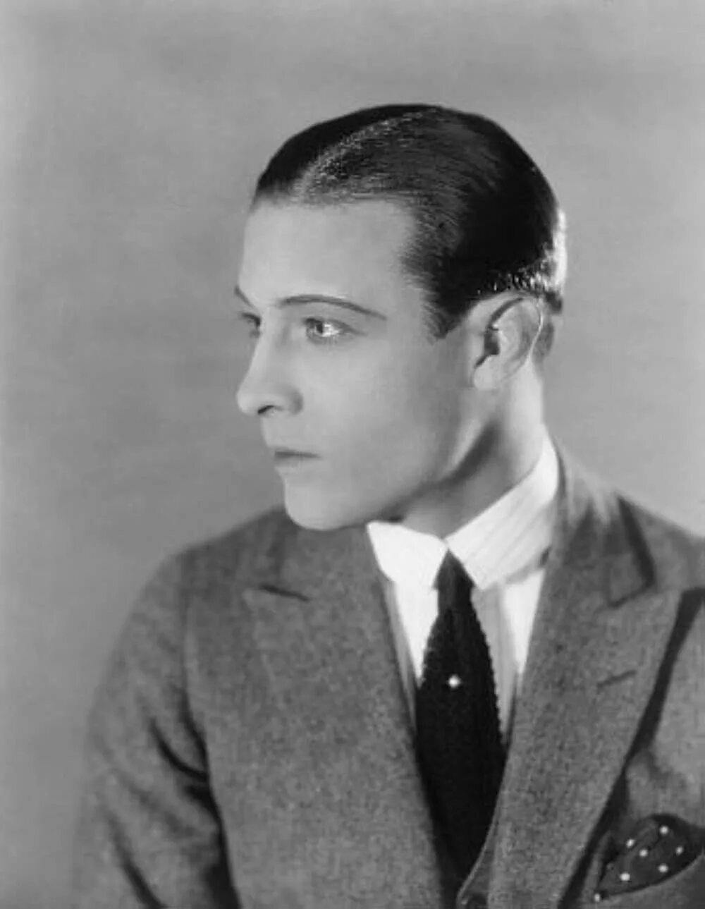 Прически 20 годов 20 века мужские Rudolph Valentino