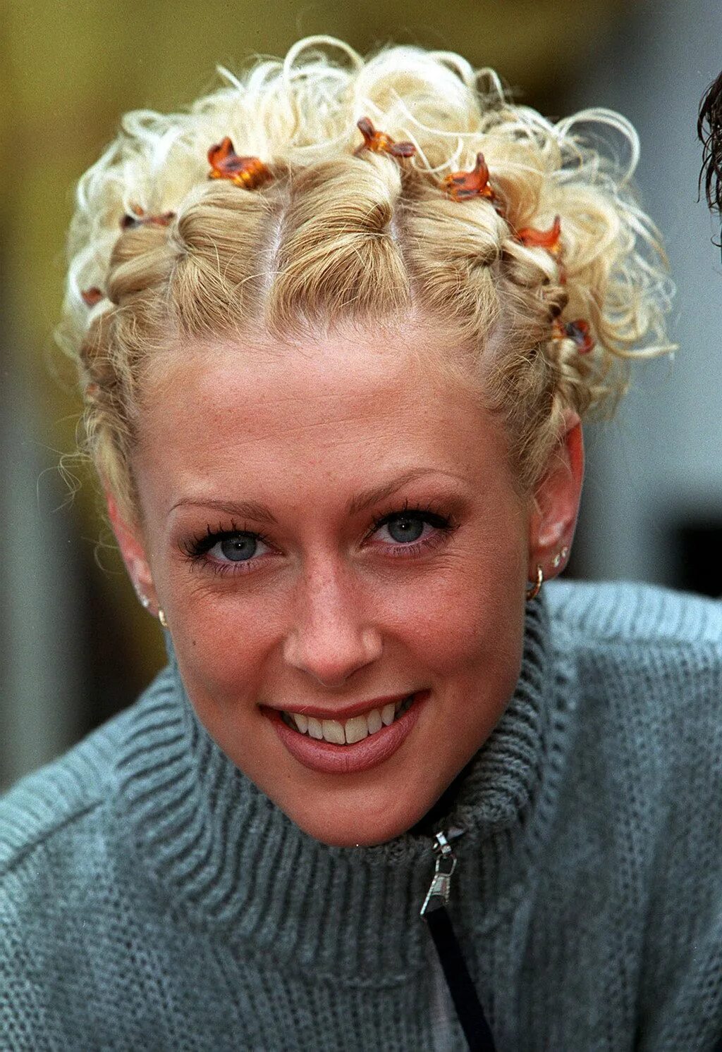 Прически 2000х женские Tying lots of little bits of your hair back with butterfly clips. 2000s hairstyl