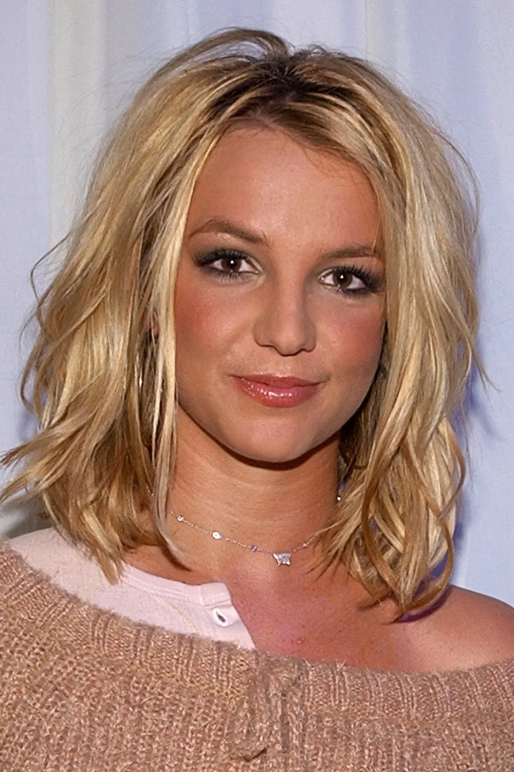 Прически 2005 года Britney Spears' Beauty Evolution Will Make You Feel Old Britney spears hair, Bri