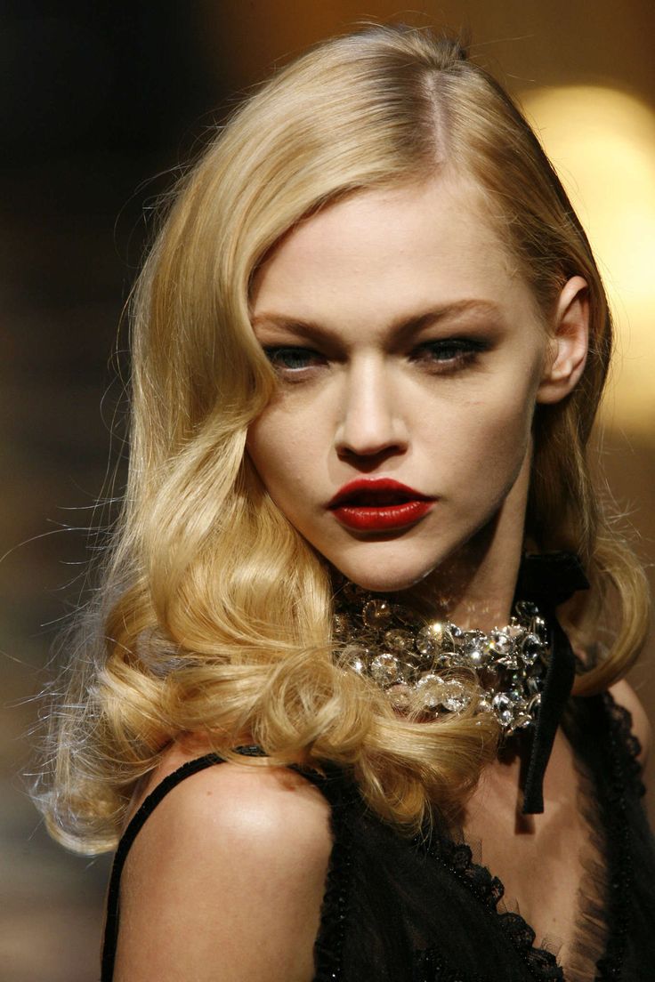 Прически 2009 года Sasha Pivovarova at Valentino F/W 2007 Sasha pivovarova, Runway hair, Model face