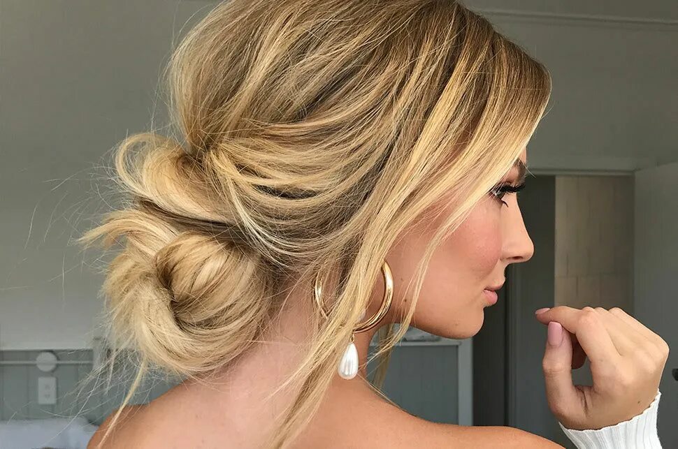 Прически 2019 году The 2-Minute Hack To Elevate Your Messy Bun Bun hair piece, Messy bun hairstyles