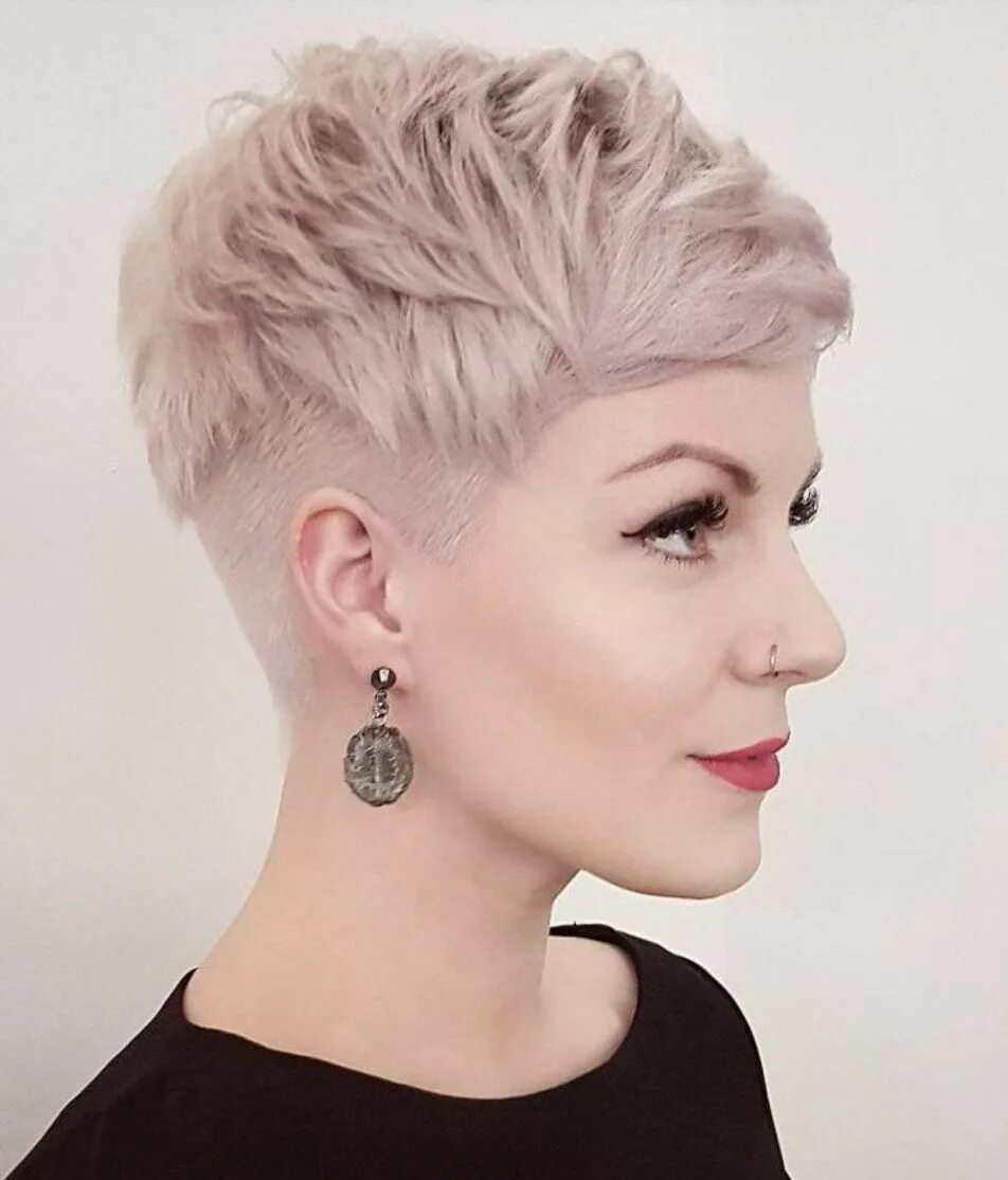 Прически 2023 женские короткие волосы Blonde Feathered Pixie With Undercut Pixie hairstyles, Pixie cut with undercut, 