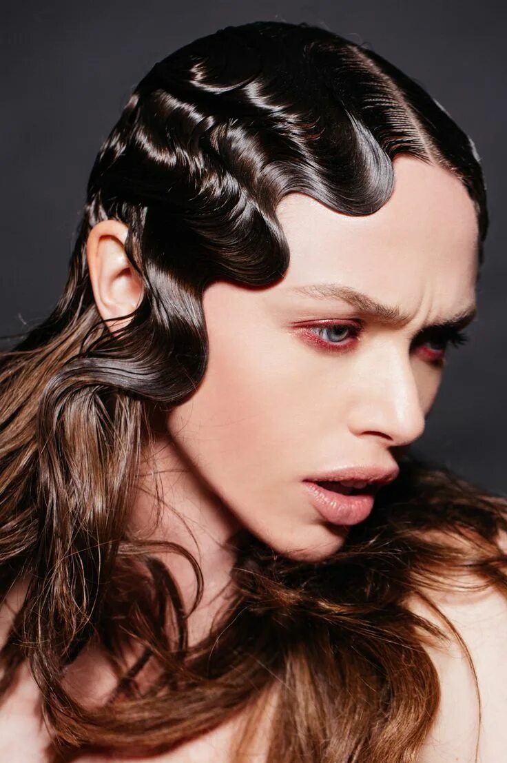 Прически 2024 волны THE ART OF HAIRSTYLING Wet look hair, Finger wave hair, Hair waves