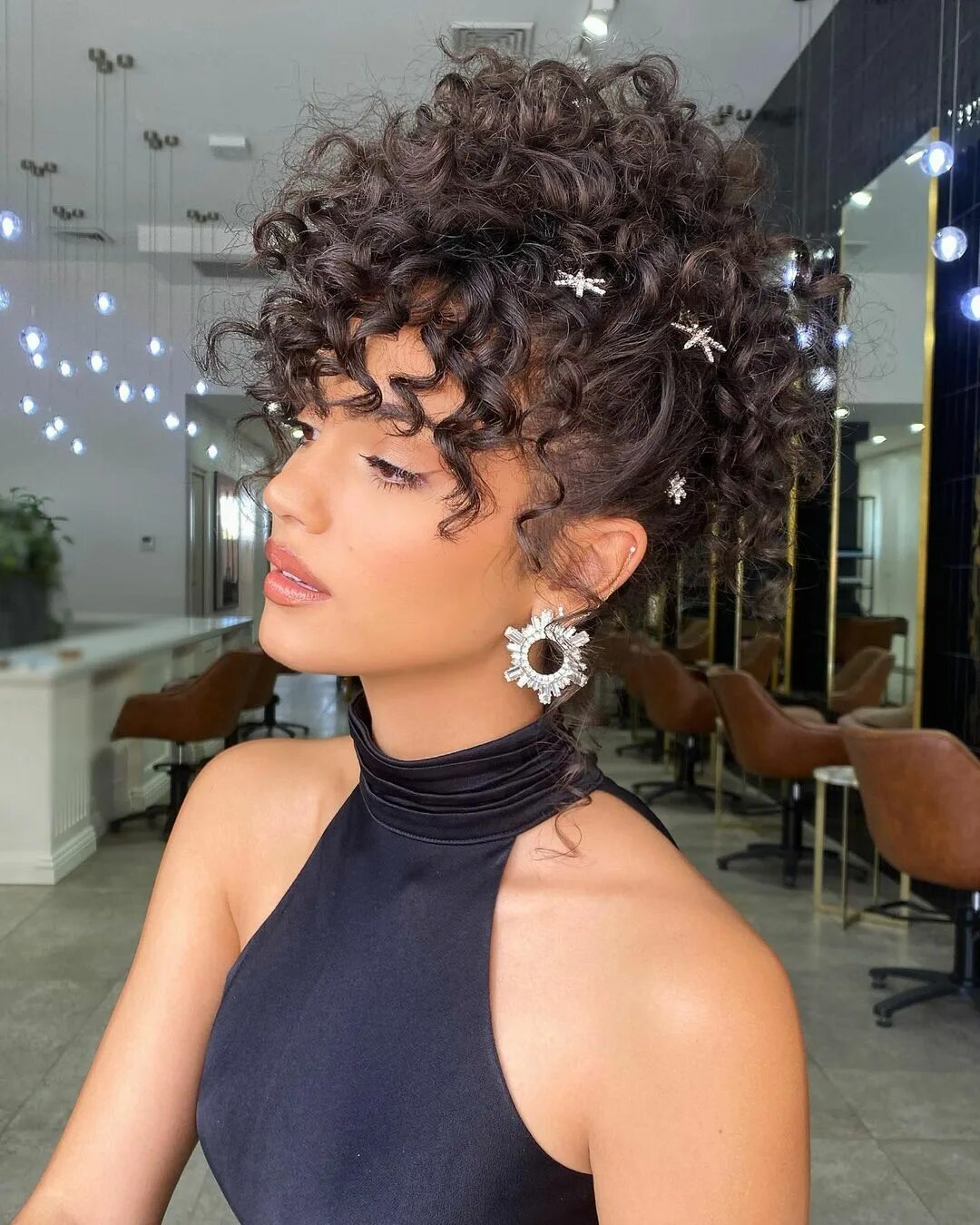 Прически 2025 Праздничные прически на средние волосы: 12 крутых идей Curly hair up, Curly hair