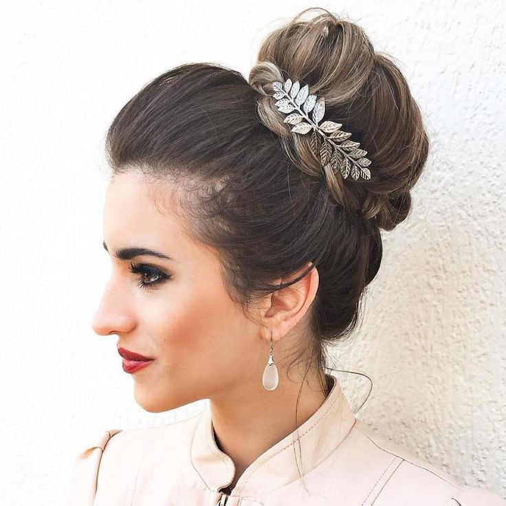 Прически 24 Best 35 Top Knot Bun Ideas on TheRightHairstyles Top knot hairstyles, Womens hai