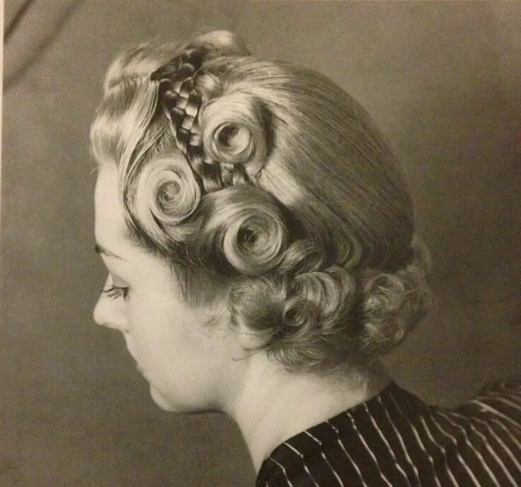 Прически 30 40 годов история Early 1940s? Pin curls and braids #1940s #40s Винтажные прически, Прически, Прич