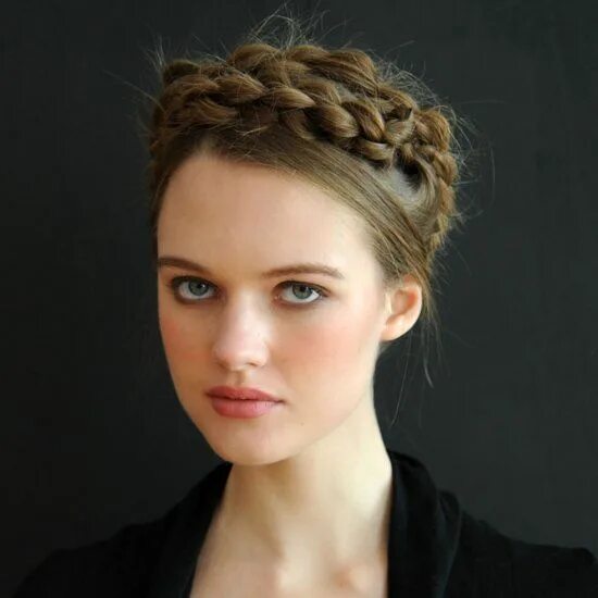 Прически 35 фото Fish tail Coiffure courte visage rond, Coiffure visage rond, Coupe visage rond