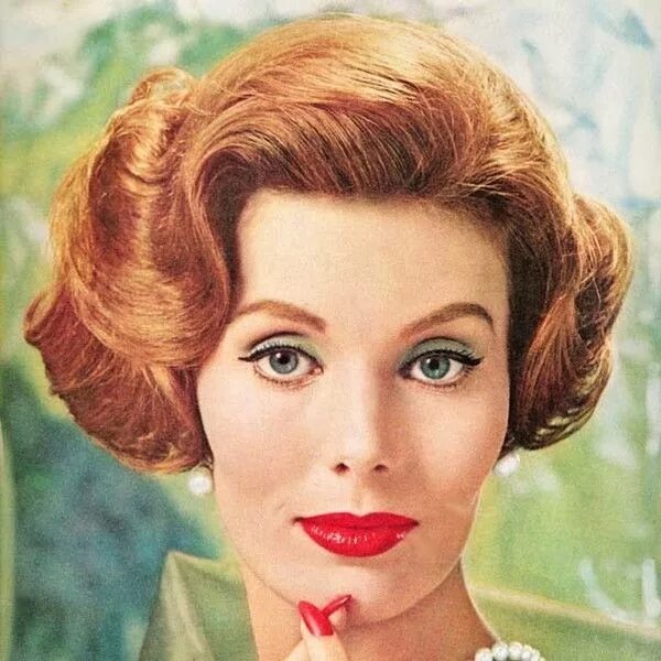 Прически 50х годов Pretty Redhead in Stylish Short 1960s Bob with Large Waves - Retro Hairstyles fo