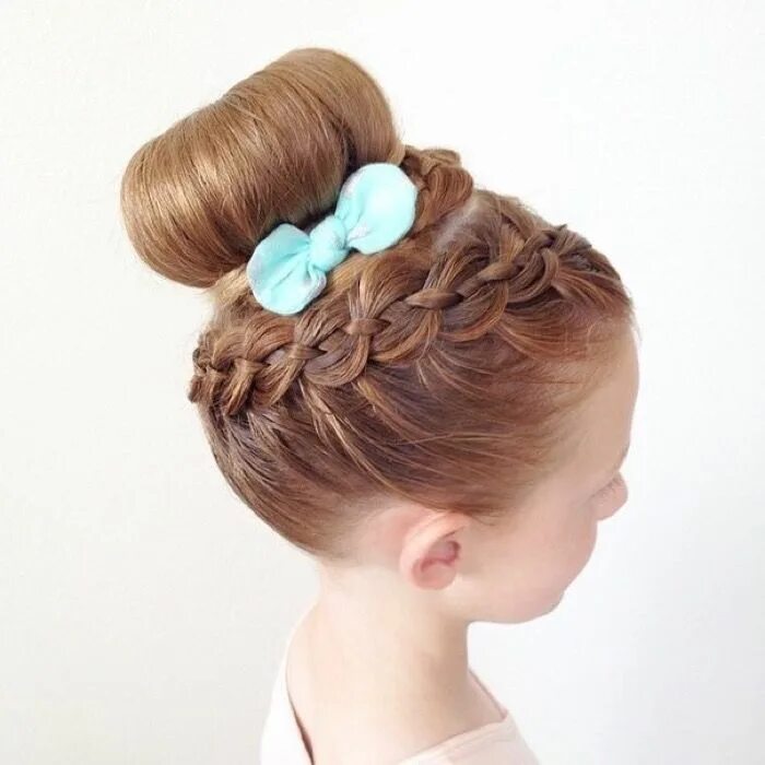 Простые и красивые прически для девочек на 1 сентября 2023 Kids hairstyles, Baby