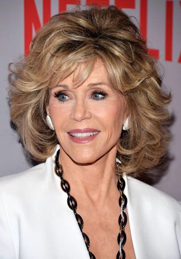 Прически 60 для женщин на средние Jane Fonda looks as youthful as ever in form-fitting suit at Netflix s Jane fond