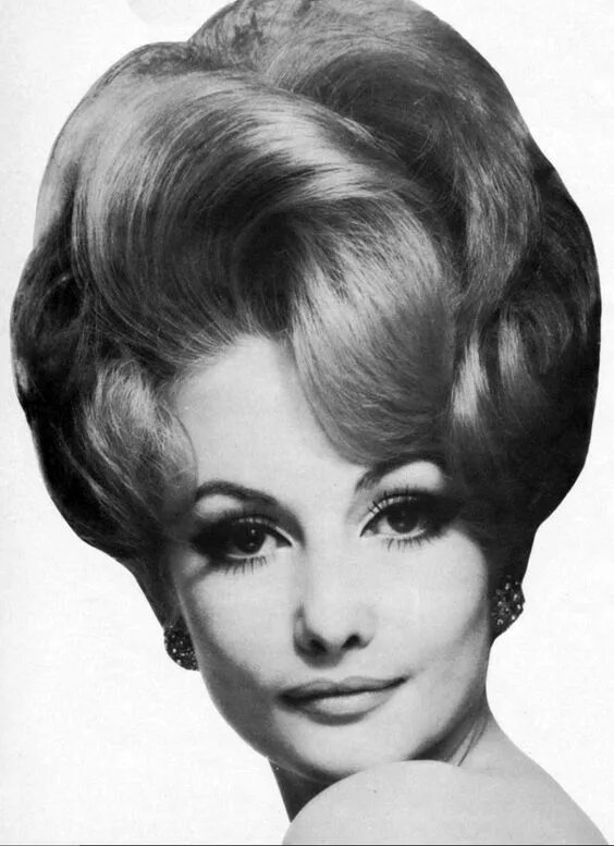 Прически 60 для женщин на средние волосы american hairdresser janvier 1969 Beehive hair, Vintage hairstyles, Retro hairst