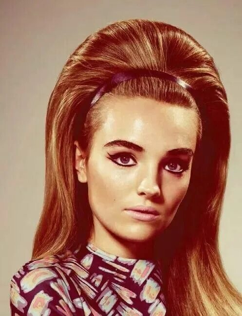 60's inspired style. 3 3 3 Coiffure année 60, Coiffure année 70, Coiffures disco