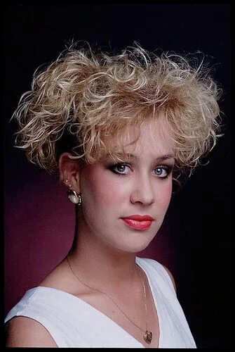 Прически 80 на короткие волосы 80s hairstyle 113 Short hair styles, Curly hair styles, 1990s hairstyles