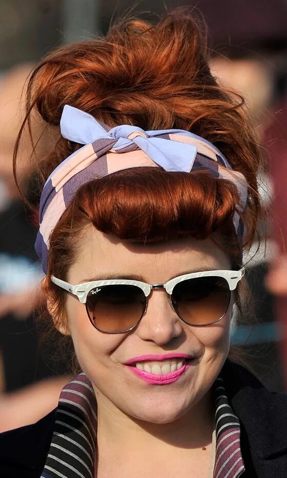 Прически 90 х годов с повязкой Her hair and glasses are adorable. Uk hairstyles, Retro hairstyles, Hair styles