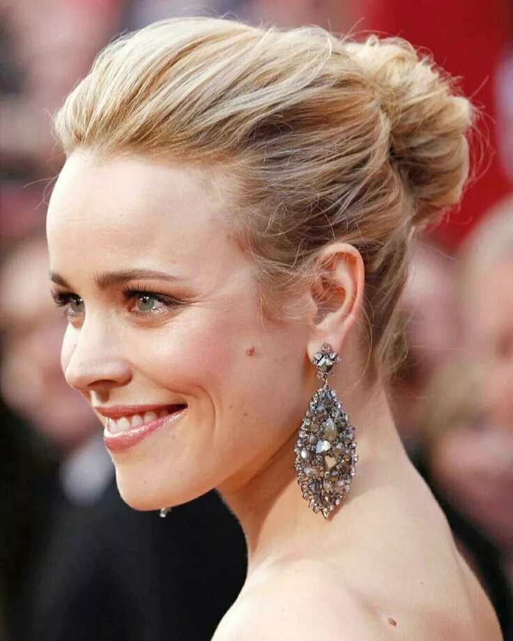 Прически актрис фото Pin on LINDA!! FLOR!! Oscar hairstyles, Bun hairstyles, Rachel mcadams hair