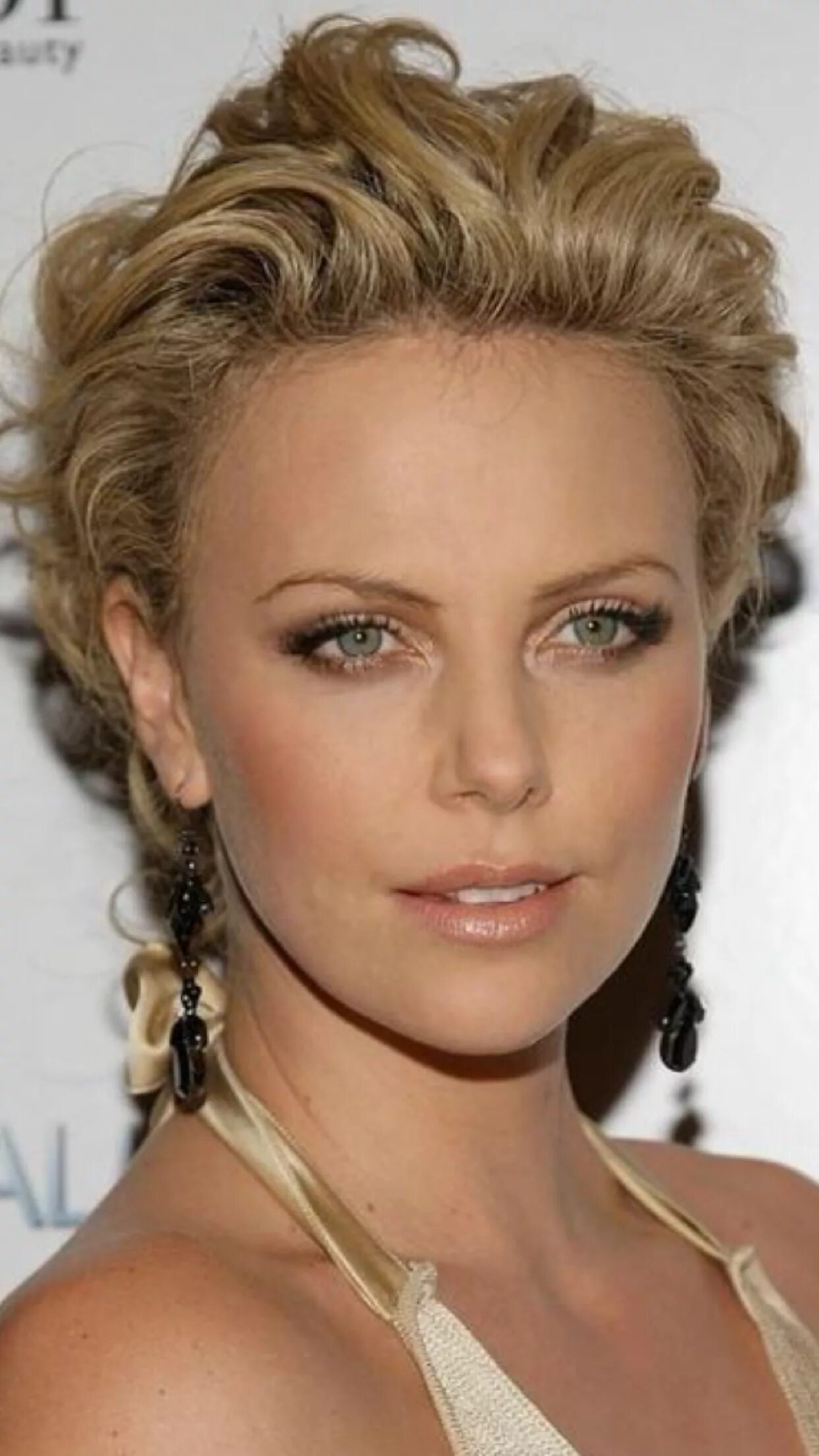 Прически актрис фото Charlize Theron Cortes de pelo, Belleza mujer, Peinados