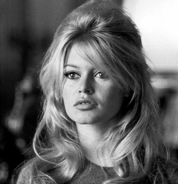 Прически бриджит бардо фото Discover 40 Vintage Photos of the Famous Brigitte Bardot Graduatez Bardot hair, 