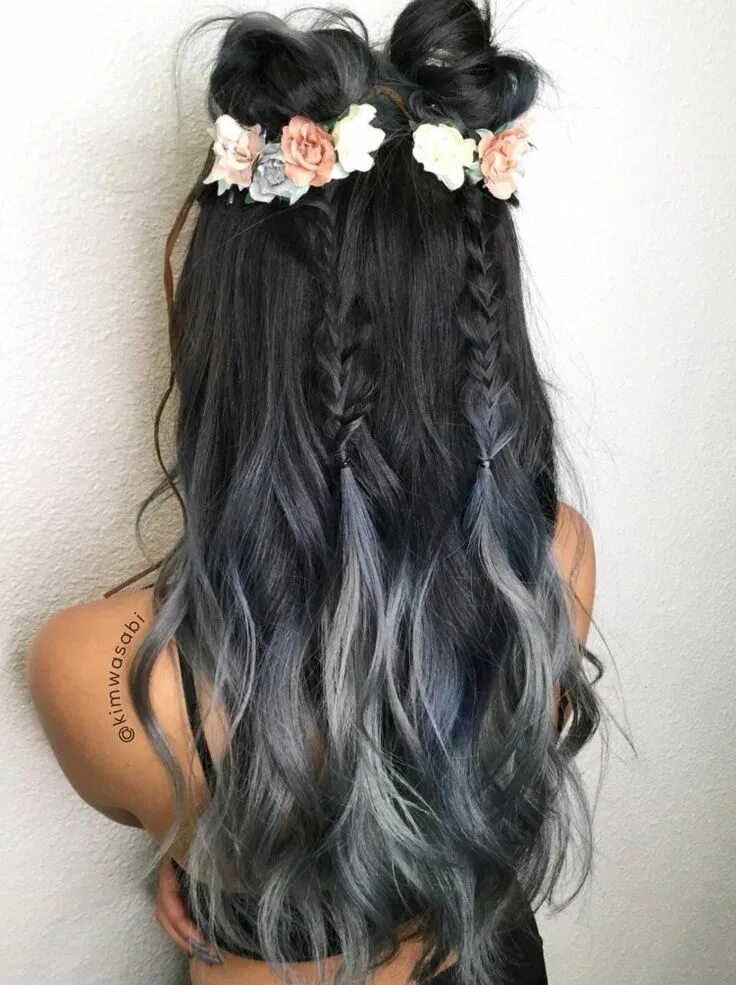 Прически черные волосы фото Charcoal hair is here and having a serious moment. Adding floral details to the 