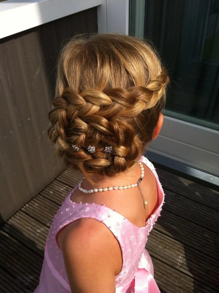 Прически девочке 12 лет на праздник Schöne Hochzeit Frisur für Blumenmädchen in 2019 Flower girl hairstyles, Flower 