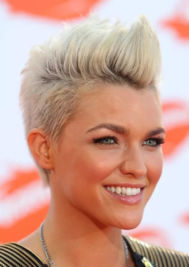 Прически девушек женщин короткие 28 Trendy Faux Hawk Hairstyles for Women 2024 - Pretty Designs Short shaved hair