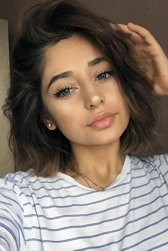 Прически девушка 17 лет short wavy hair cut + brunette makeup idea #hairstyles #makeup #beauty #Shorthai