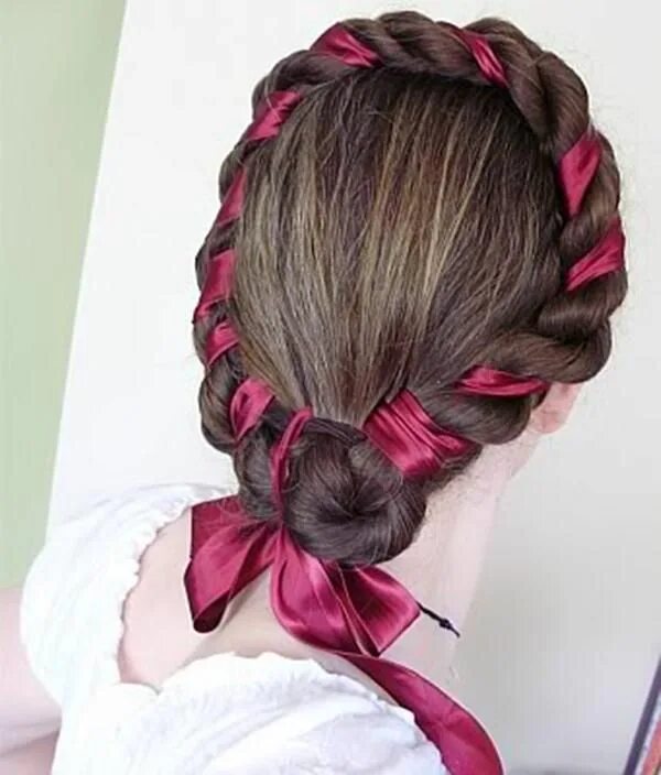 Прически длинные с лентой Curly-Hair-With-Rope-Braid Renaissance hairstyles, Braided hairstyles, Medieval 