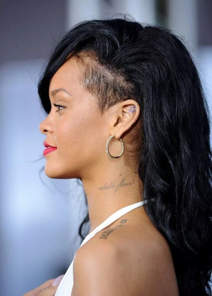 Прически длинные волосы бритые виски Related image Half shaved hair, Rihanna hairstyles, Shaved side hairstyles