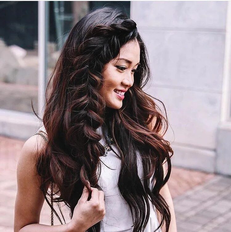 Прически длиные волосы ChicasLocks Hair Extensions on Instagram: "How beautiful is this side braid and 