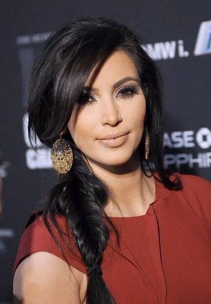 Прически для брюнеток на средние волосы Kim Kardashian Side Fishtail Braid with Bangs - Hairstyles Weekly Penteados, Cab