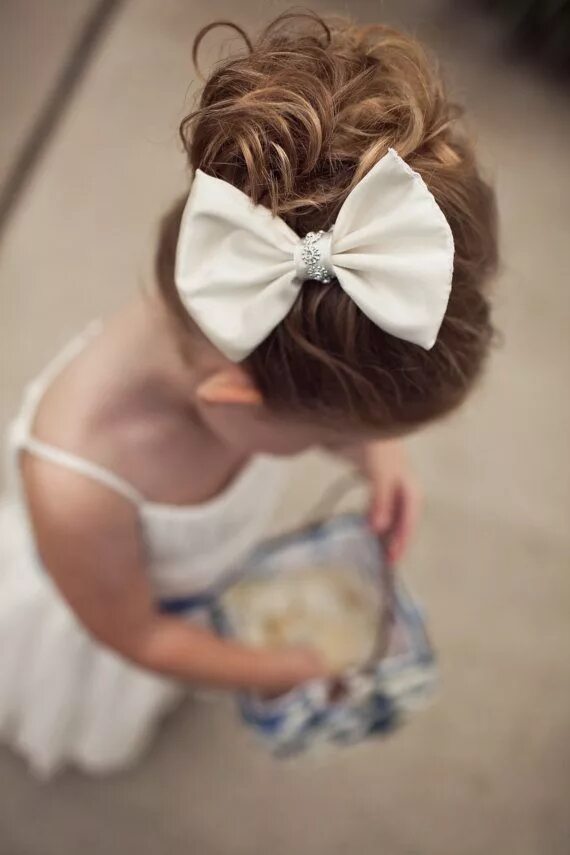 Прически для девочки с большим бантом Hair Bow Penteado para daminhas, Penteados para damas de honra, Penteados infant