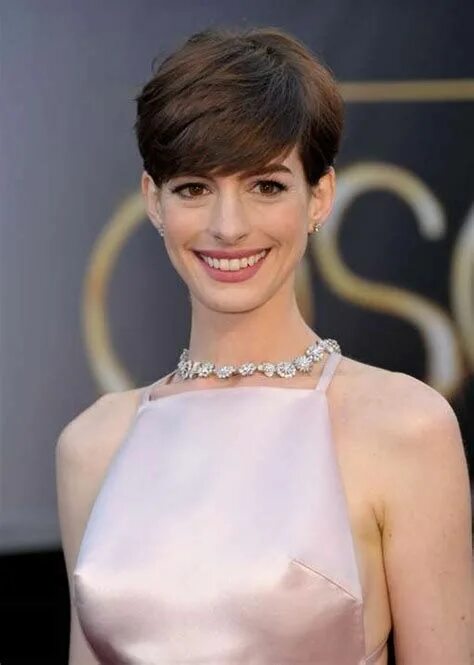 Прически для длинной шеи Nalezený obrázek pro Anne Hathaway College Anne hathaway, Anne hathaway oscar, B