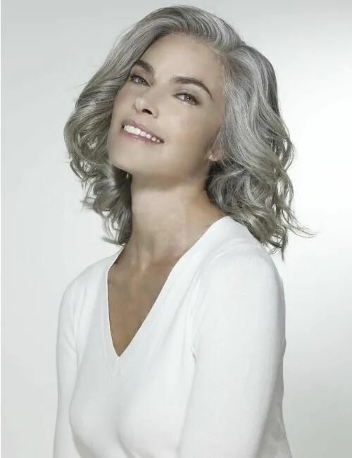 Прически для длинных седых волос Femme 50 ans Naturally White Silver Grey Hair : Cheveux gris: on ose cette tenda