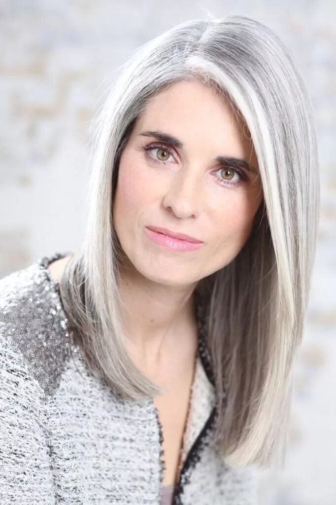 Прически для длинных седых волос White Hot Hair on Twitter Silver white hair, Long hair styles, Grey hair wig