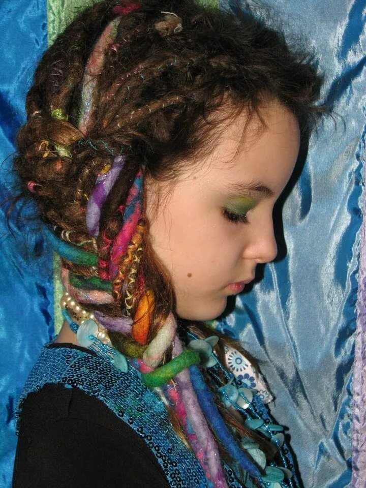 Прически для дредов для девочки Rainbow dreadlock braid. Hippie hair, Dreads, Dreadlocks