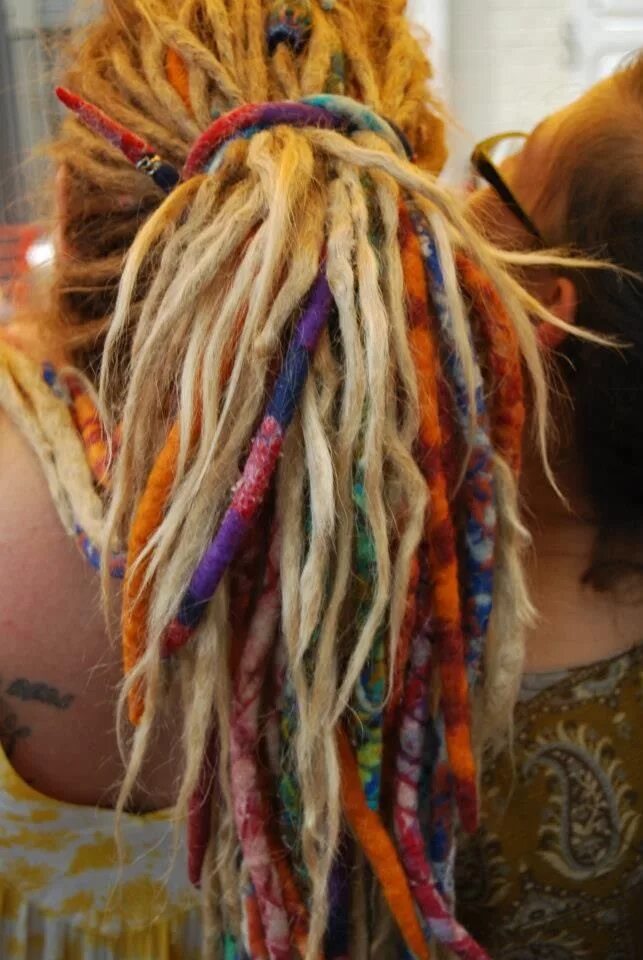 Прически для дредов для девочки Color dreads Dyed dreads, Colored dreads, Dread wraps