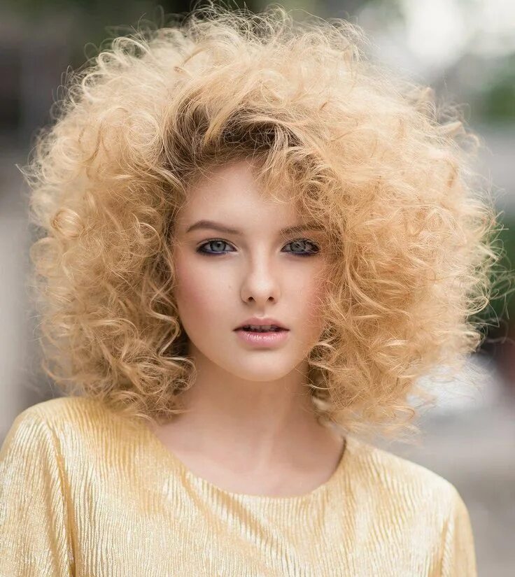 Прически для пышных волос для женщин 30+ Best Curly Hairstyles For You In 2021 Cheveux mi long, Coiffure bouclée, Coi