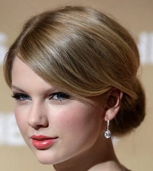 Прически для русых волос Taylor Swift Classic Bun Straight hair updo, Hair updo pictures, Long hair style