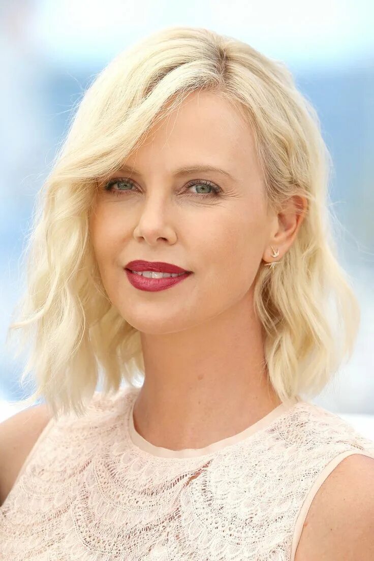 Прически для женщин блондинок The Beauty At Cannes 2016 Charlize theron hair, Hair styles, Charlize theron