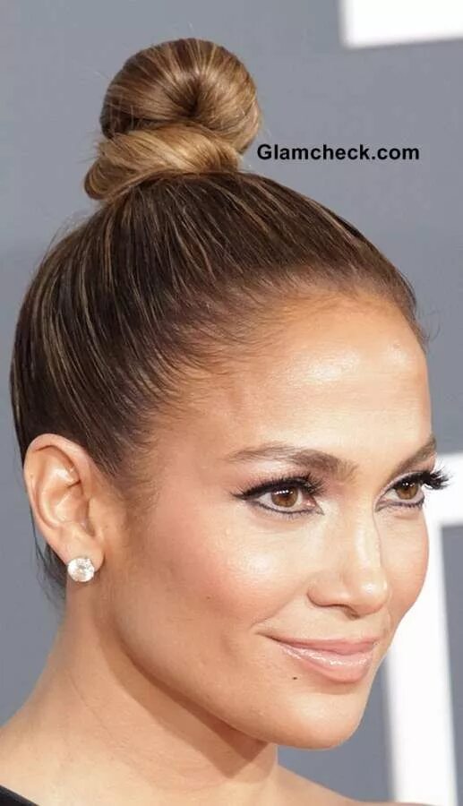 Прически для женщин с кулей Jennifer Lopez Glams it Up in Sophisticated Hair and Makeup Bun hairstyles, Soph