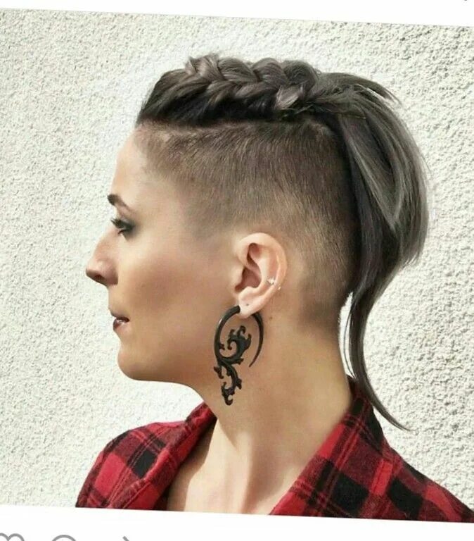 Прически для женщин с выбритыми висками Undercut hairstyles, Viking hair, Viking haircut