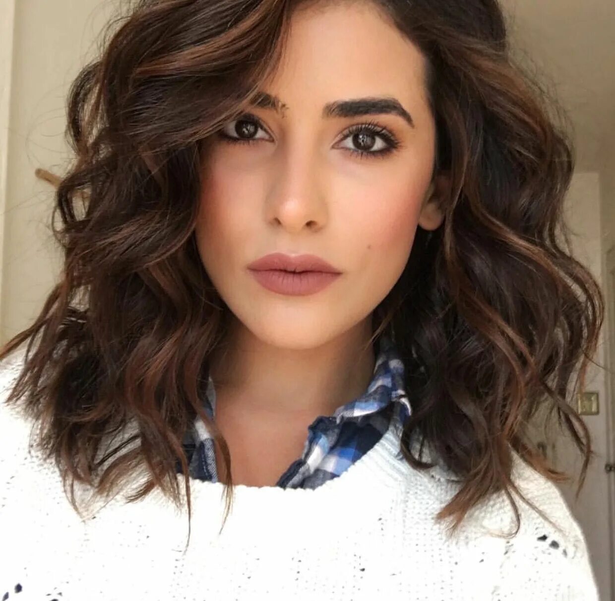 Прически до плеч 2024 Short wavy hair Cabello medio ondulado, Cabello medio, Pelo medio corto