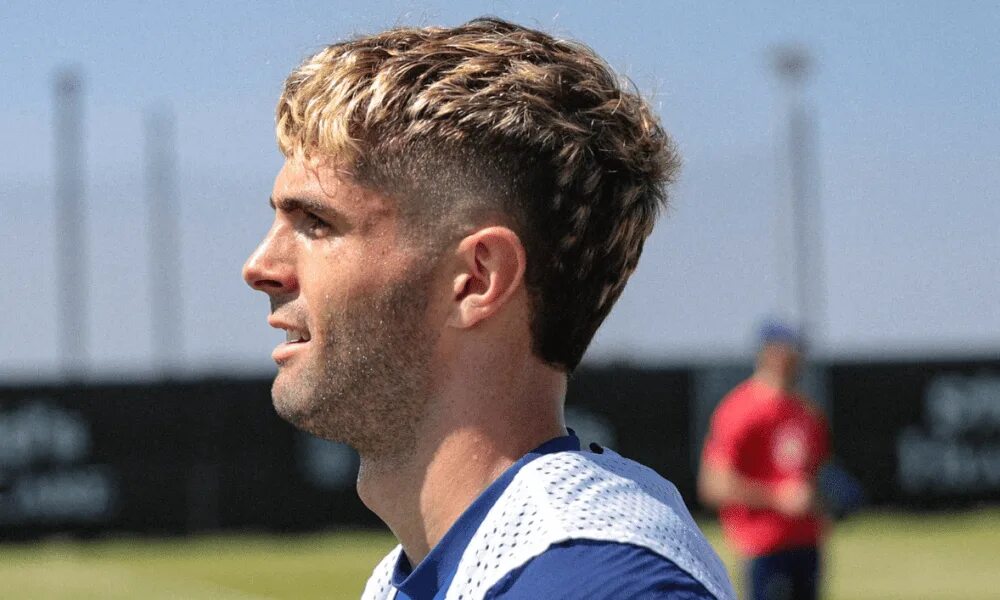 Прически футболистов 2024 модные USMNT star Christian Pulisic dyed his hair bleach blonde