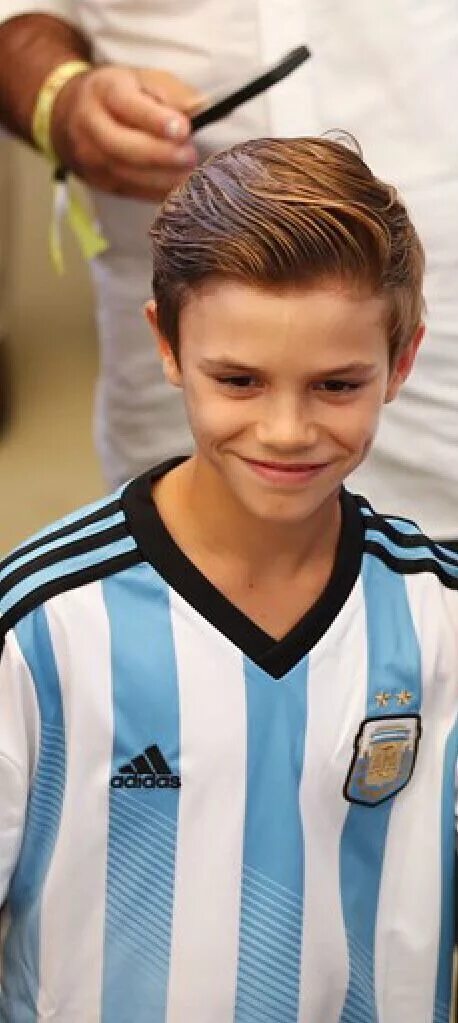 Прически футболистов для мальчиков 9 лет Romeo Beckham: Nice hairstyle David beckham family, Romeo beckham, Boy hairstyle