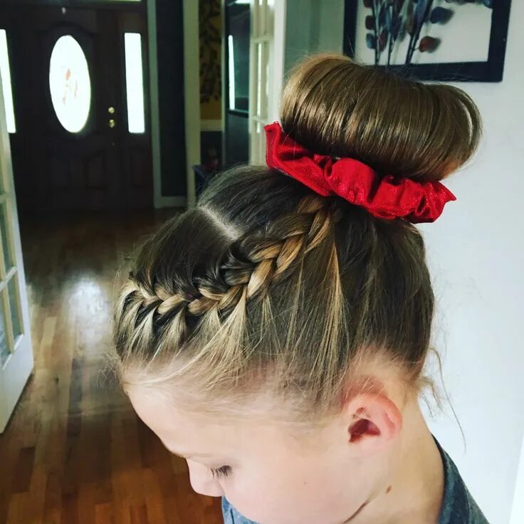 Прически гимнасток на выступление для девочек Gymnastics hair, side braid into a bun Gymnastics hair, Competition hair, Dance 